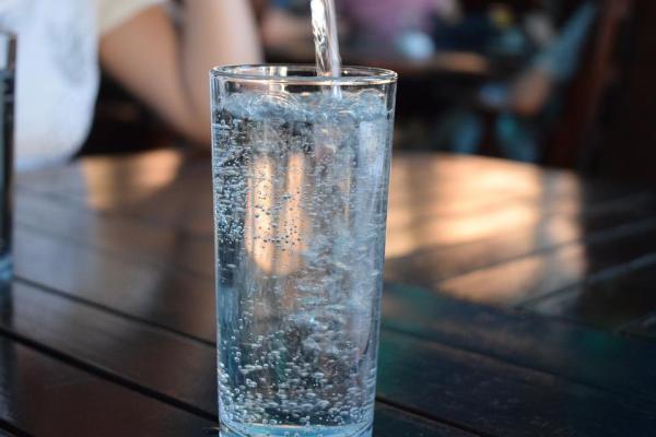 健康辟谣｜长期喝纯净水会导致身体缺钙？